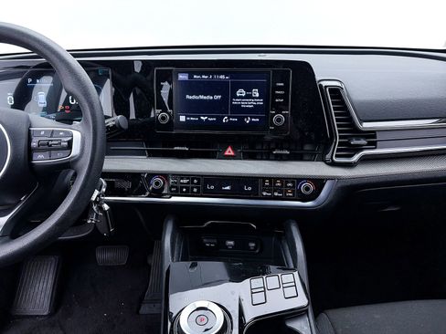 Used 2023 Kia Sportage LX image 4