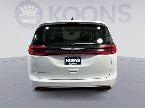 Used 2024 Chrysler Pacifica Touring-L image 5