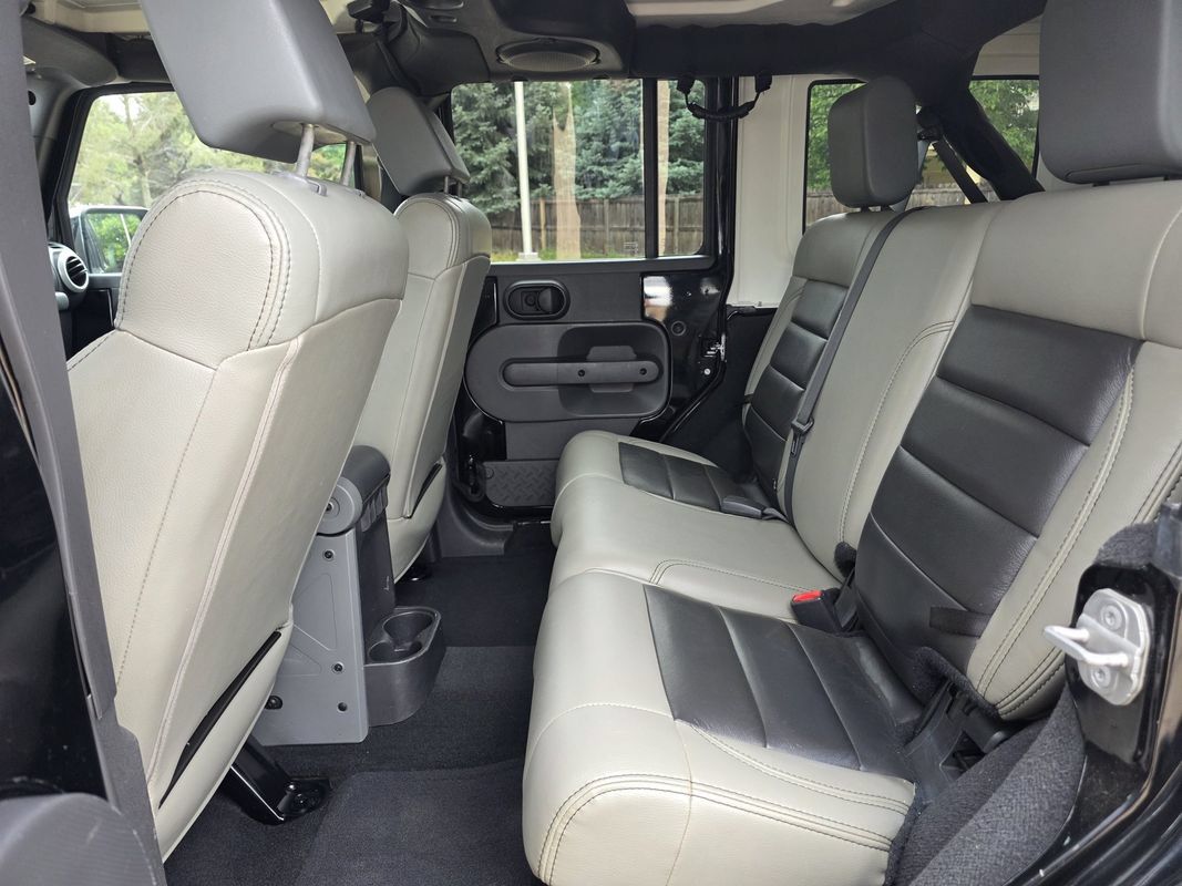 Used 2010 Jeep Wrangler Unlimited Sahara w/ Dual Top Group AWD/4WD image 16