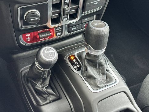 Used 2025 Jeep Gladiator Rubicon AWD/4WD image 21