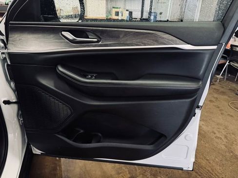 Used 2023 Jeep Grand Cherokee L Limited w/ Trailer Tow Group (B) image 15