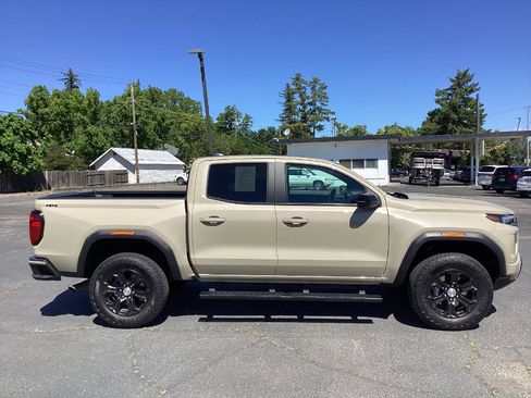 Used 2024 GMC Canyon Elevation w/ Elevation Premium Package AWD/4WD image 2
