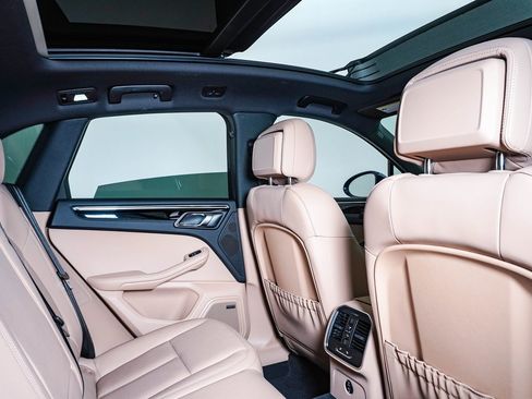 Certified 2025 Porsche Macan image 15