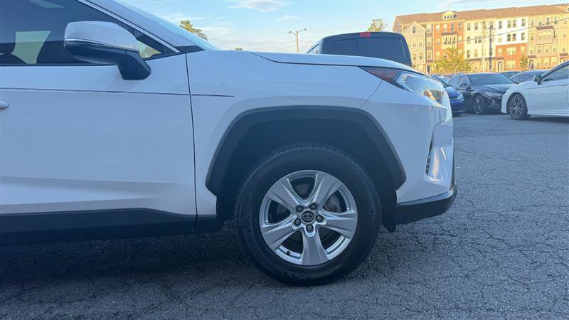 Used 2020 Toyota RAV4 XLE w/ Convenience Package FWD image 4