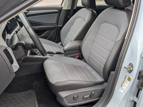 Used 2025 Volkswagen Jetta SE w/ Sunroof Package FWD image 17