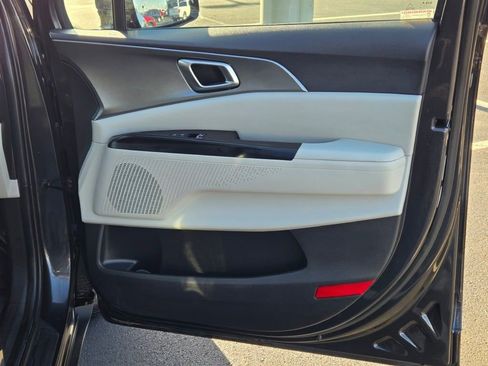 Used 2024 Kia Carnival LX image 5