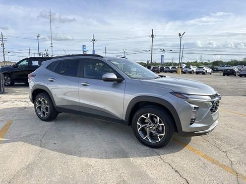 Used 2025 Chevrolet Trax LT w/ LT Convenience Package FWD image 6