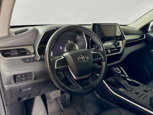 Used 2023 Toyota Highlander XLE AWD/4WD image 9