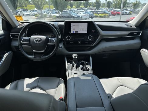 Used 2024 Toyota Highlander XLE AWD/4WD image 21