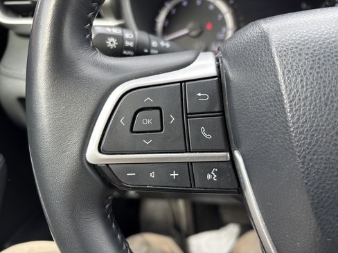 Used 2024 Toyota Highlander LE AWD/4WD image 9