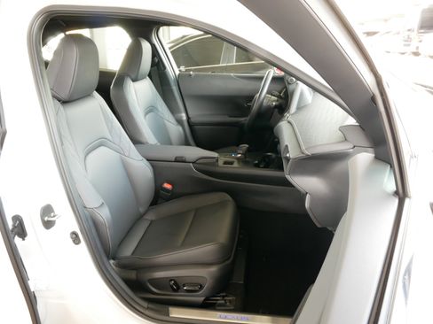 Certified 2025 Lexus UX 300h FWD w/ Accessory Package (Z2) image 8