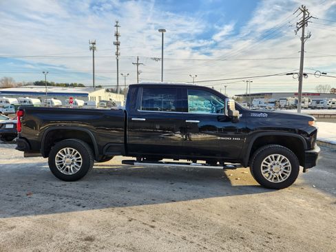 Used 2022 Chevrolet Silverado 2500 High Country w/ Technology Package image 6