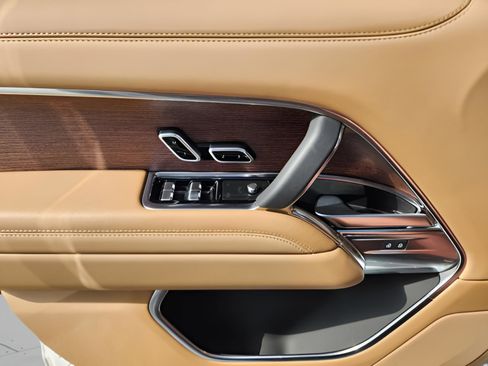 Certified 2025 Land Rover Range Rover SE image 34