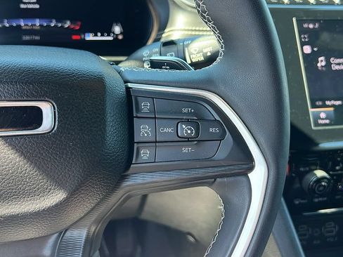 Used 2023 Jeep Grand Cherokee Altitude AWD/4WD image 20
