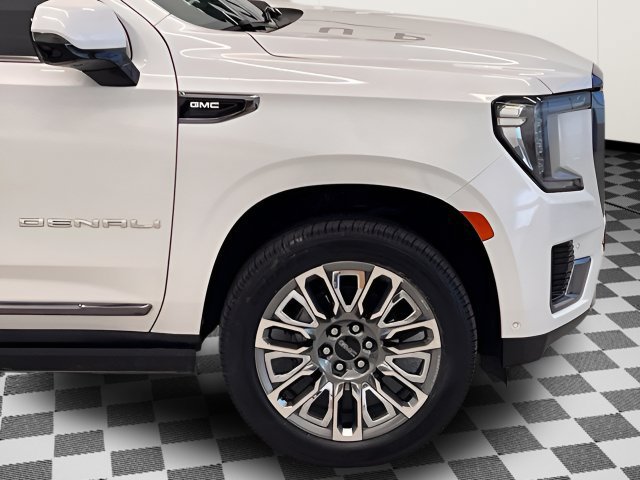 Certified 2024 GMC Yukon Denali Ultimate w/ LPO, Illumination Package AWD/4WD image 8