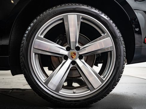 Certified 2025 Porsche Macan image 12