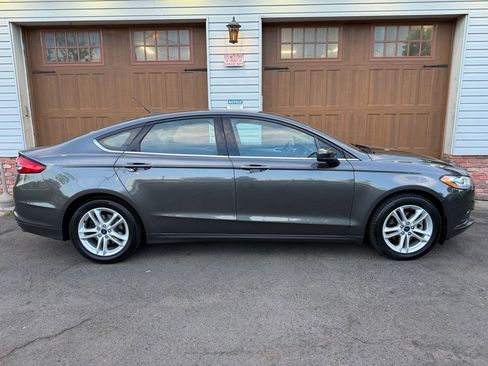Used 2018 Ford Fusion SE w/ Fusion SE Technology Package FWD image 2