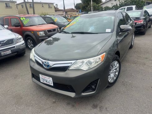 Used 2013 Toyota Camry LE FWD image 2