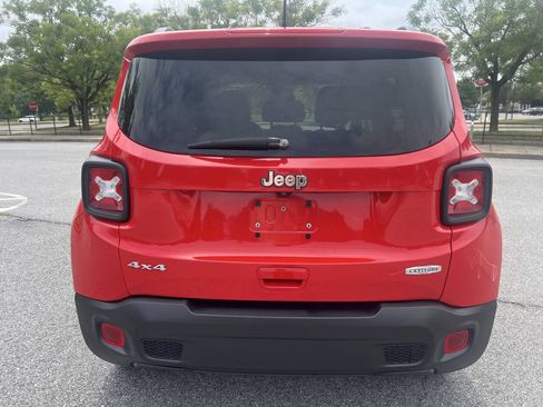 Used 2019 Jeep Renegade Latitude w/ UConnect 8.4 Nav Group AWD/4WD image 5