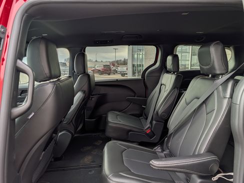 New 2026 Chrysler Pacifica Select image 6