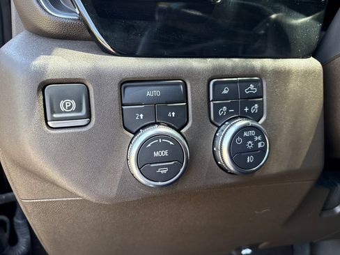 Certified 2025 GMC Sierra 1500 4x4 Crew Cab SLT image 19