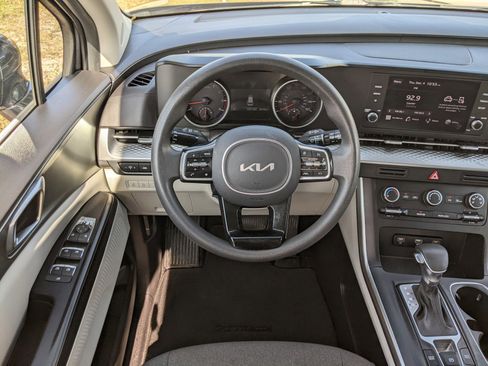 Certified 2023 Kia Carnival LX image 13