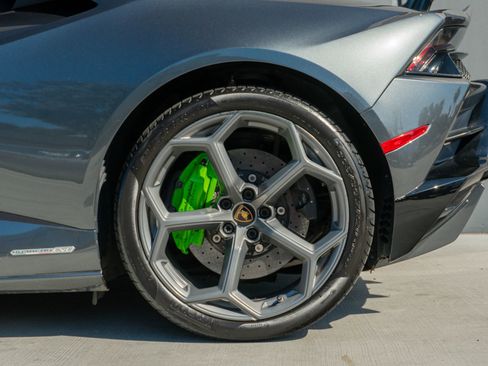 Used 2020 Lamborghini Huracan EVO image 18