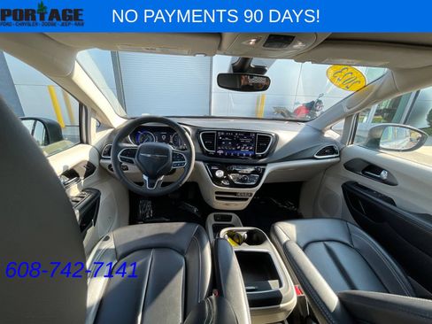 Used 2023 Chrysler Pacifica Touring-L FWD image 10