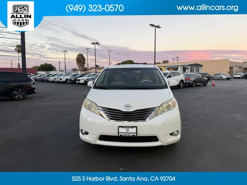 Used 2012 Toyota Sienna XLE FWD image 2