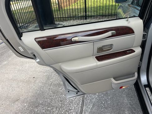 Used 2006 Lincoln Town Car Signature Limited image 14