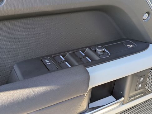 Used 2022 Land Rover Defender 110 image 13