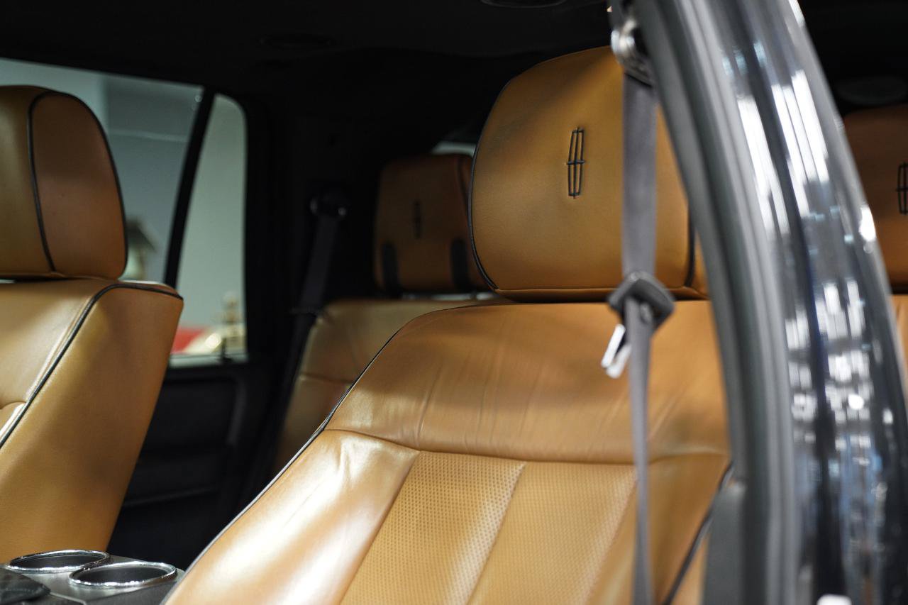 Used 2012 Lincoln Navigator 4WD image 26