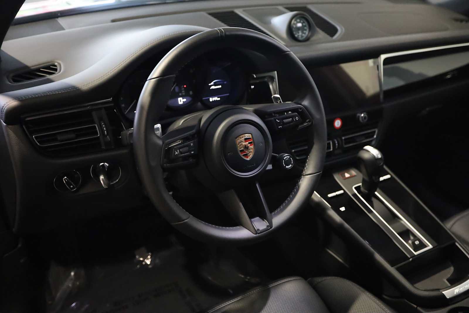 Used 2026 Porsche Macan AWD/4WD image 4