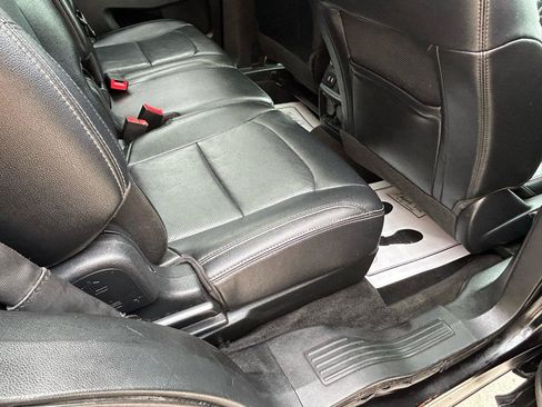 Used 2017 Ford Explorer XLT w/ XLT Technology Feature Bundle AWD/4WD image 11