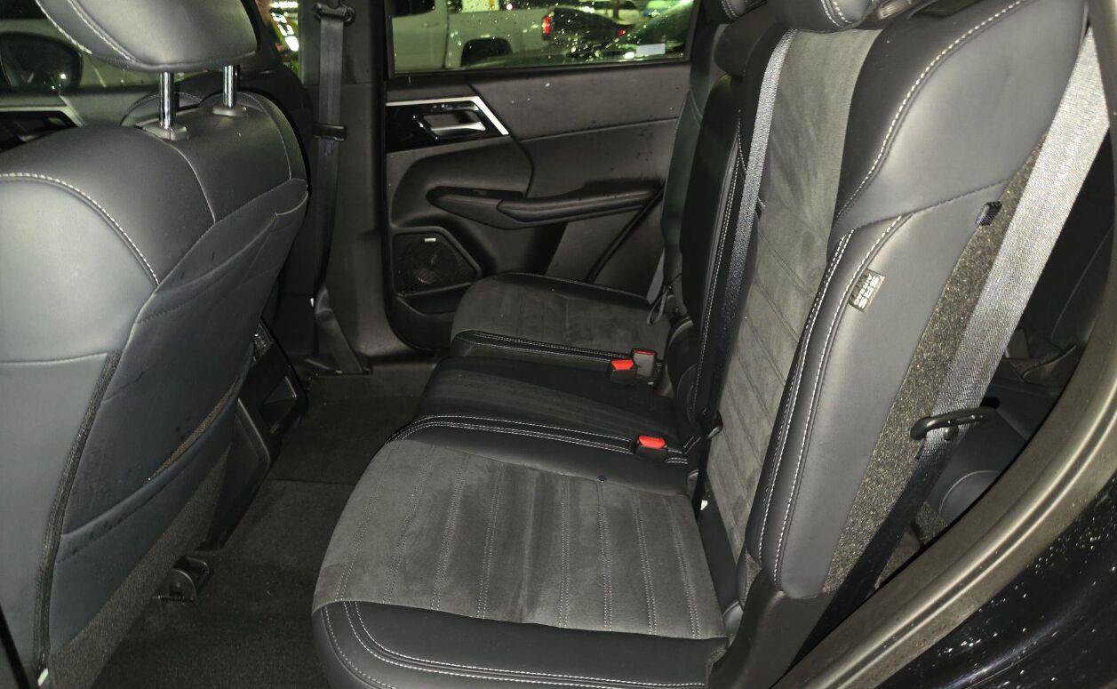 Used 2025 Mitsubishi Outlander AWD image 8