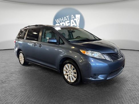 Used 2015 Toyota Sienna LE AWD/4WD image 1