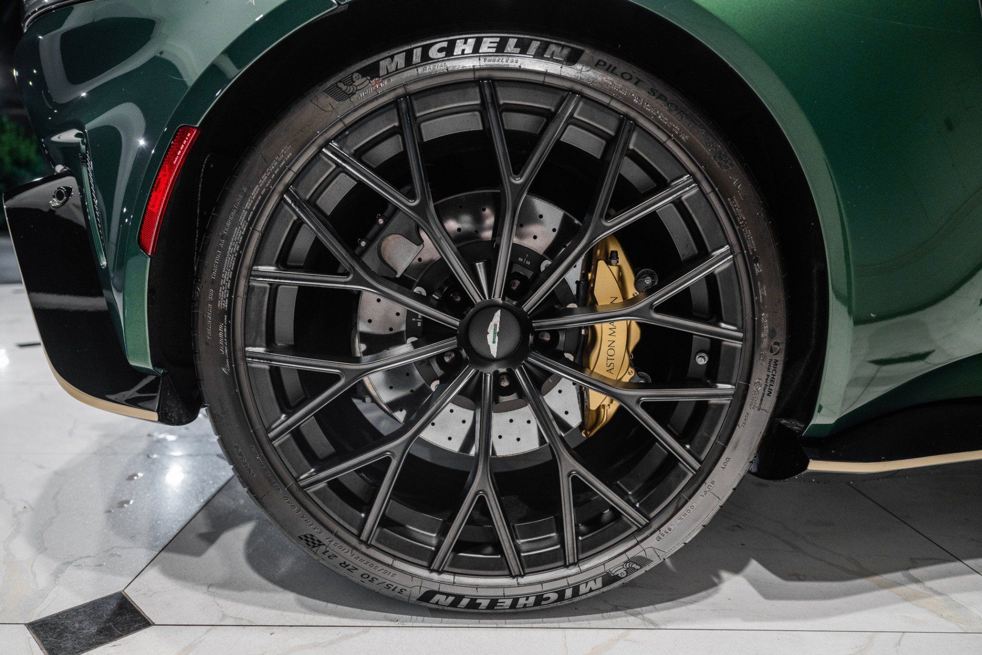 Used 2023 Aston Martin V12 Vantage Roadster RWD image 46