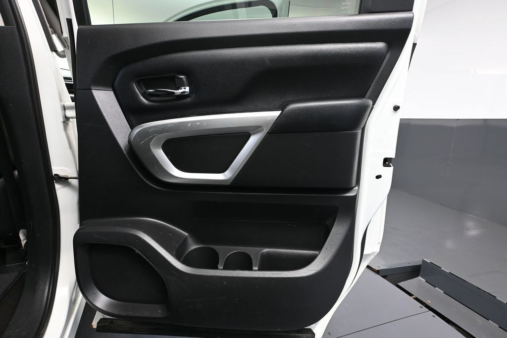 Used 2018 Nissan Titan SV AWD/4WD image 29