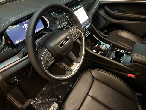 New 2025 Jeep Grand Cherokee Limited image 9