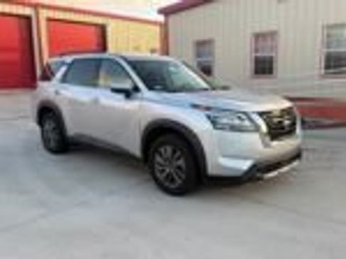 Used 2025 Nissan Pathfinder SV FWD image 2