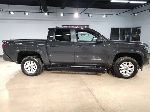 Certified 2025 Toyota Tacoma SR5 w/ SR5 Upgrade Package AWD/4WD image 8