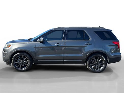 Used 2018 Ford Explorer XLT w/ Equipment Group 202A FWD image 2