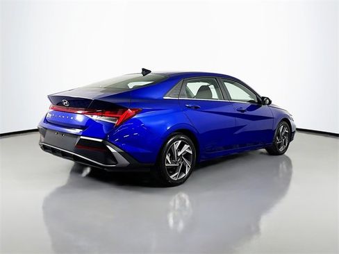 Used 2024 Hyundai Elantra SEL w/ Convenience Package image 8