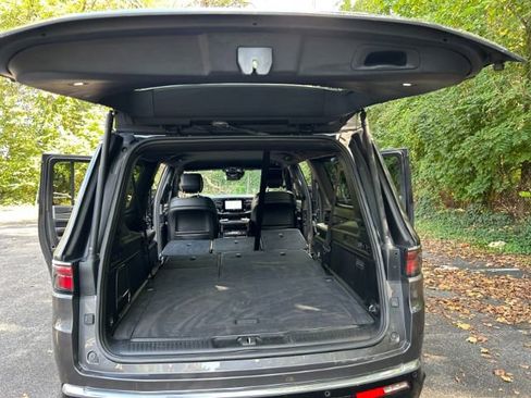 Used 2024 Jeep Wagoneer L Series II image 37