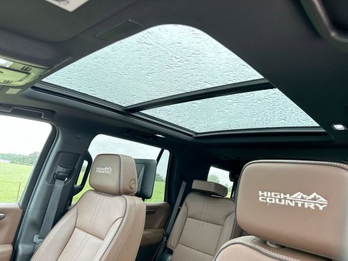 Used 2025 Chevrolet Tahoe High Country AWD/4WD image 22