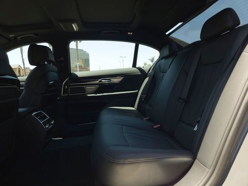 Used 2022 BMW 740i w/ M Sport Package RWD image 9