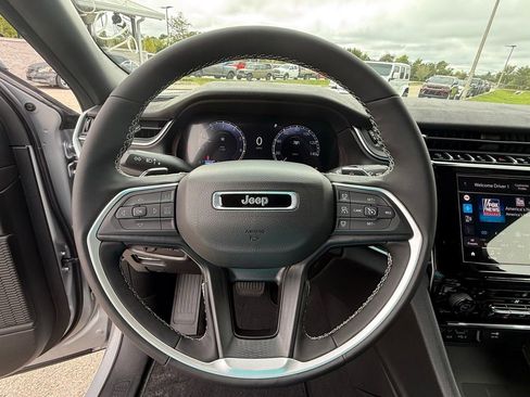 New 2025 Jeep Grand Cherokee Altitude image 21