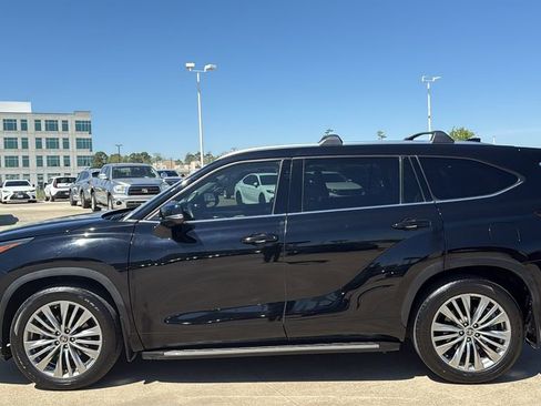 Used 2022 Toyota Highlander Platinum image 2