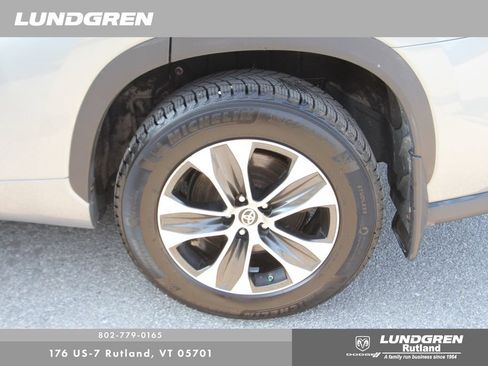 Used 2021 Toyota Highlander XLE AWD/4WD image 16