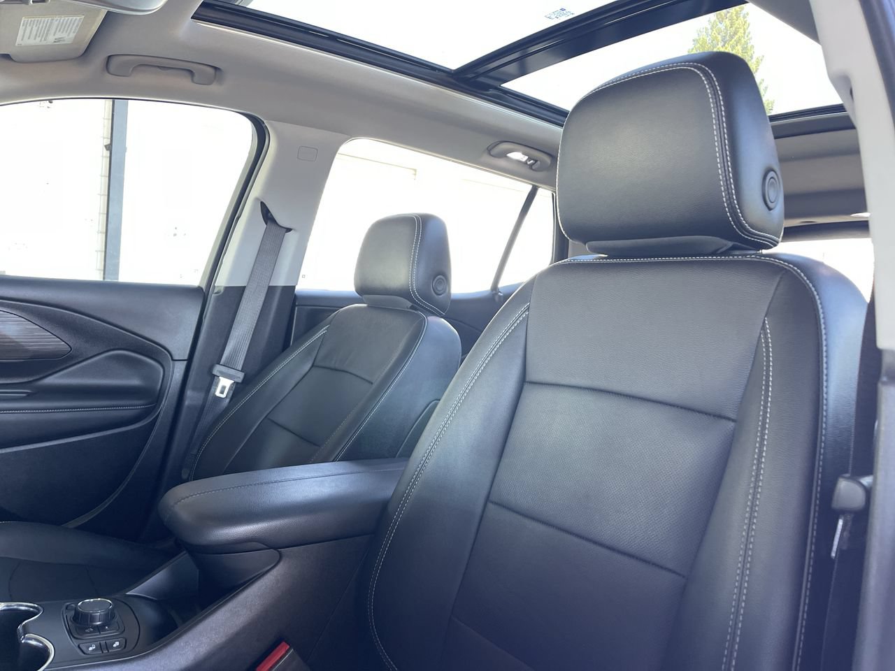 Used 2024 GMC Terrain SLT AWD/4WD image 18